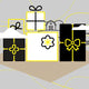 Fünf Geschenkboxen in unterschiedlichen Größen und Farben, die auf einer hellbraunen Fläche vor einem grauen Hintergrund angeordnet sind. Einige Boxen sind mit gelben und schwarzen Bändern sowie weißen, schneeartigen Akzenten dekoriert. Im Hintergrund ist ein kleines, scheunenartiges Gebäude zu erkennen