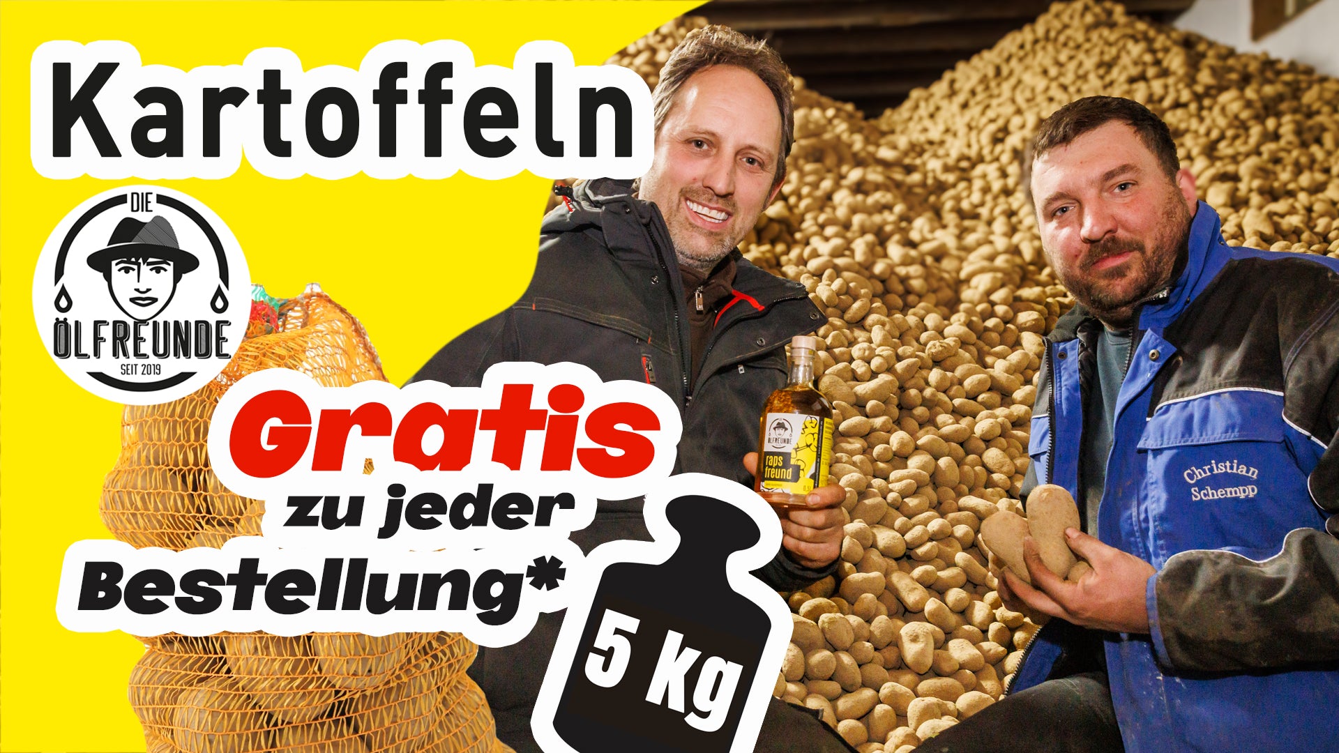 2 Männer sitzen vor einem riesen Berg an Kartoffeln links steht auf gelber Fläche Kartoffeln Gratis zu jeder Bestellung darunter ist noch Sack Kartoffeln abgebildet