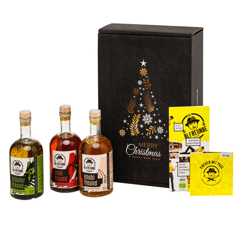 Geschenkset mit 3 Öl Flaschen 500 ml,
Kräuterfreund, Chilifreund, Rapsfreund.
Mit schwarzem Weihnachtskarton und Tannenbaum Aufdruck aus Weihnachts-Ornamenten. Rechts 2 gelbe Flyer mit Ölfreunde Aufdruck.
